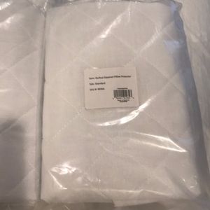 NEW FOUR quilted zipper standard pillow protector